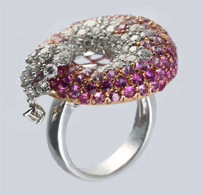 Кольцо из золота 585 пробы общим весом 12,75 грамма с бриллиантами и сапфирами